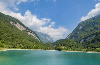 Lago di Tenno, güzel turkuaz göl Tenno, Trentino, İtalya