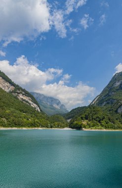 Lago di Tenno, güzel turkuaz göl Tenno, Trentino, İtalya
