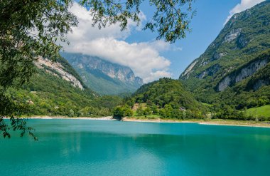 Lago di Tenno, güzel turkuaz göl Tenno, Trentino, İtalya