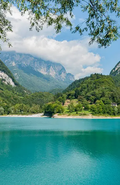 Lago di Tenno, güzel turkuaz göl Tenno, Trentino, İtalya
