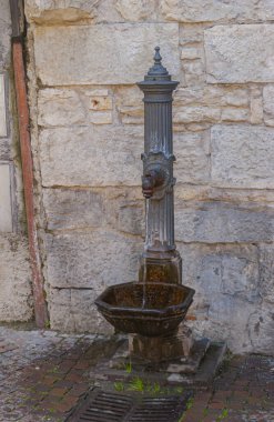 Piazza III Novembre ve La Torre Apponale, Riva del Garda 'nın uzun ve dar sokakları.