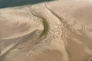 Portmeirion, Gwynedd, Kuzey Galler, İngiltere yakınlarındaki Dwyryd nehrindeki kumsalların helikopter görüntüsü.