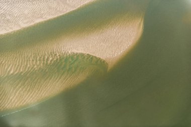 Portmeirion, Gwynedd, Kuzey Galler, İngiltere yakınlarındaki Dwyryd nehrindeki kumsalların helikopter görüntüsü.