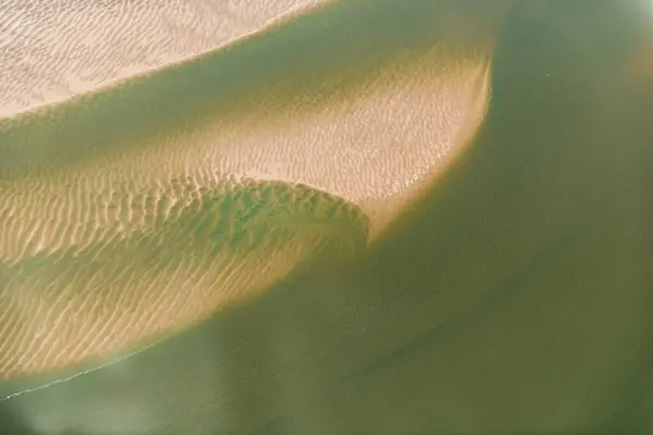 Portmeirion, Gwynedd, Kuzey Galler, İngiltere yakınlarındaki Dwyryd nehrindeki kumsalların helikopter görüntüsü.