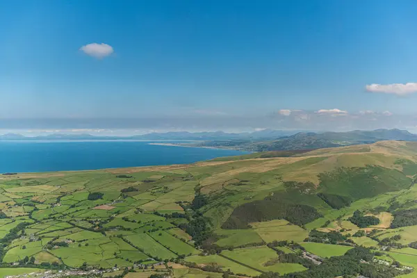 Abermaw (İngilizce Barmouth), Avon Mawddach kıyısındaki Cardigan körfezinde yer almaktadır.