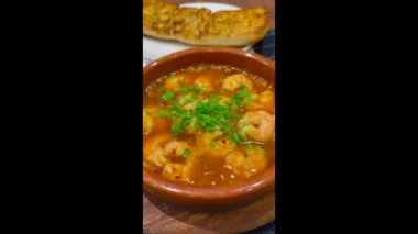 Gambas Pil Pil, Gabas Al Ajillo olarak da bilinir.