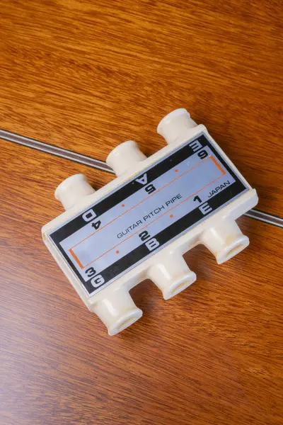 Klasik plastik kromatik gitar akustik gitarın arkasında duran zift akort boruları. 24.07.2024