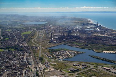 İngiltere 'nin Güney Galler kıyısındaki Port Talbot çelik fabrikasının hava görüntüsü.