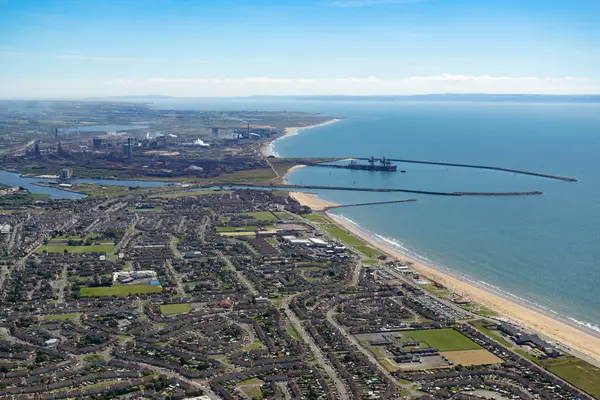 İngiltere 'nin Güney Galler kıyısındaki Port Talbot çelik fabrikasının hava görüntüsü.
