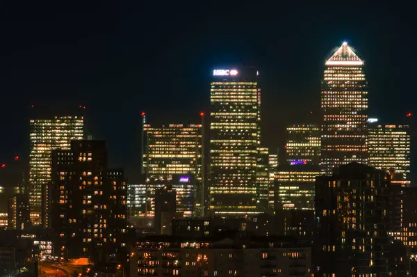 Canrary Wharf gece Stratford 'dan izlendi. 16 Ekim 2014