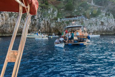 Blue Grotto, Anacapri, NA, Campania, İtalya 10.12.2023 Mavi Grotto, Capri 'deki mağaraya girmek için sıralarını bekliyorlar., 