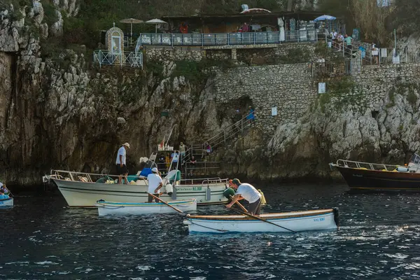 Blue Grotto, Anacapri, NA, Campania, İtalya 10.12.2023 Mavi Grotto, Capri 'deki mağaraya girmek için sıralarını bekliyorlar., 