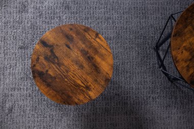 Geometri, dokular, iç tasarım, yukarıdan görünen yuvarlak ahşap sehpa, yatay fotoğraf.