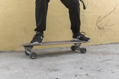 Genç bir çocuk telefonda konuşuyor. Yakışıklı adam güzel bir telefon konuşması yapıyor. Neşeli gülümseyen işadamı, yeşil arka planda tek başına dikilip akıllı telefondan konuşuyor.