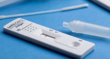 Ekspres korona testi. Negatif covid antijen testi.