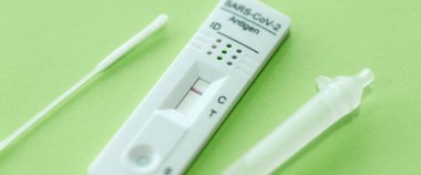 Ekspres korona testi. Negatif covid antijen testi.