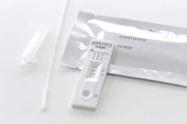 Ekspres korona testi. Pozitif covid antijen testi.