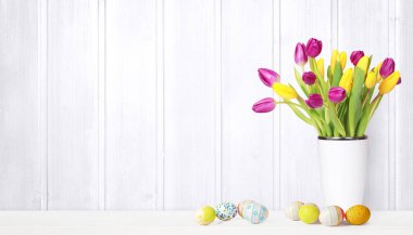 Laleli Paskalya kompozisyonu. Şenlik dekorasyonu. Mutlu Paskalyalar.