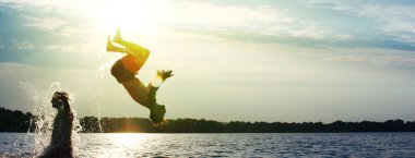 Bir yaz günü kumsalda oyun oynayan bir grup genç..