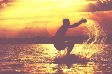 Bir yaz günü kumsalda oyun oynayan bir grup genç..