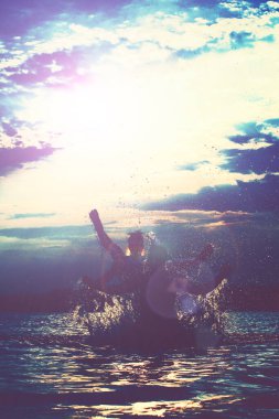 Bir yaz günü kumsalda oyun oynayan bir grup genç..