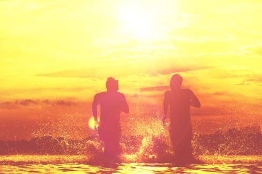 Bir yaz günü kumsalda oyun oynayan bir grup genç..