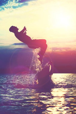 Bir yaz günü kumsalda oyun oynayan bir grup genç..