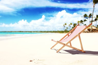 Denize yakın kumsalda ahşap şezlonglar. Tatil arkaplanı.