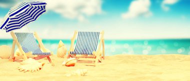 Denize yakın kumsalda ahşap şezlonglar. Tatil arkaplanı.