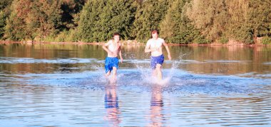 Bir yaz günü kumsalda oyun oynayan bir grup genç..