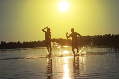 Bir yaz günü kumsalda oyun oynayan bir grup genç..