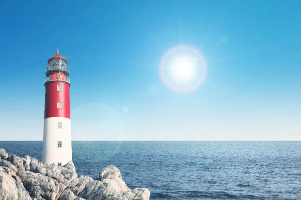 Deniz feneri ve gökyüzü ile güzel bir deniz manzarası