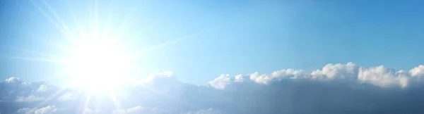 Panorámás Felhőkkel Egy Napsütéses Napon — Stock Fotó