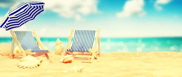 Wooden Deck Chairs Sandy Beach Sea Holiday Background — Stock Photo, Image