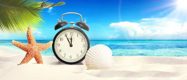 Relógio Despertador Litoral Fundo Férias Praia — Fotografia de Stock