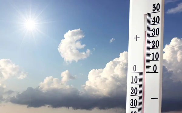 汞温度计 夏季热或全球变暖的气候变化概念 — 图库照片