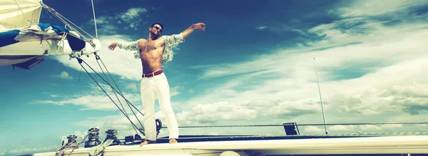 Mann Genießt Sommerurlaub Auf Segelboot lizenzfreie Stockbilder
