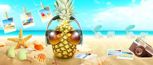 Komik Ananaslı Tropik Yaz Tatili Konsepti — Stok fotoğraf