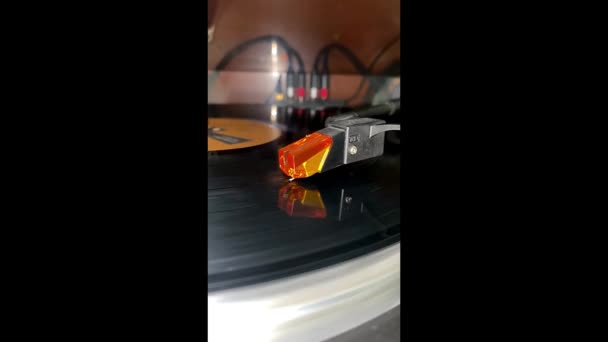Close Turntable Needle Playing Vinyl Turntable Needle Spinning Black Vinyl — Stock Video