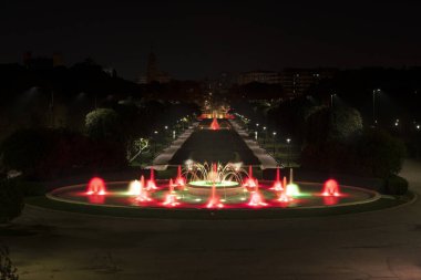 Jose Antonio Labordeta Parkı 'nın ya da Zaragoza' daki Parque Grande 'nin parlak çeşmelerinin olduğu gece manzarası..