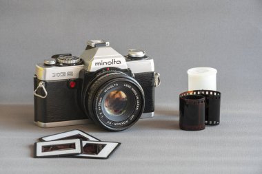 Mart 2023, Zaragoza, İspanya; Minolta XG2, Minolta tarafından 1979 yılında tanıtılan 35mm SLR kameradır. XG serisinin bir parçasıdır ve XG1, XG7 ve XG9 modellerine benzer şekilde tasarlanmıştır..