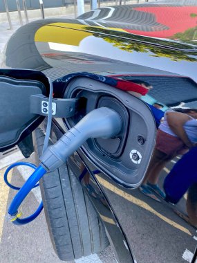 Sokaktaki modern bir elektrikli arabanın aküsünü şarj ediyor.