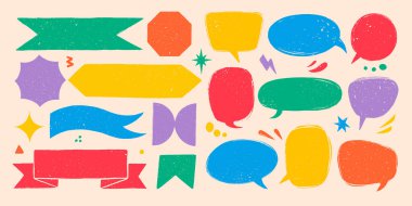 Yırtık kenarlı kaba kırsal sancaklar ve şekiller. El, klasik desenli rozetler, afişler, kurdeleler, konuşma baloncukları ve diğer tasarım elementleri çizdi. Elle çizilmiş bilgi vektörü koleksiyonu.