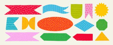 Vektör not yer imleri, bayrak pankartları ve çocuksu şekilli defter veya günlük için şekiller. Pembe arka planda çeşitli şekillerde ve stillerde albüm yapmak için büyük etiket seti. Bunun için etiket paketi