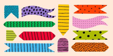 Renkli kurdeleler, not unsurları ve yırtık yer imi tasarımları içeren şekil etiketi ve soyut kağıt notalar. Günlük dekorasyonu, yaratıcı defter sayfaları ve grafik markalaşma projeleri için mükemmel..