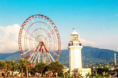 Güneşli bir yaz gününde Batumi şehir merkezinde ve deniz kıyısında. Seçici odaklanma. Trevel