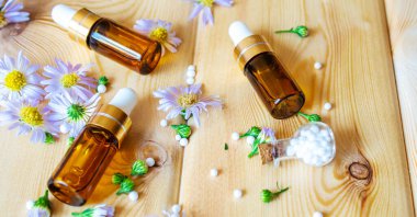 Cam şişelerde çiçek yağı. Homeopati. Seçici odaklanma.