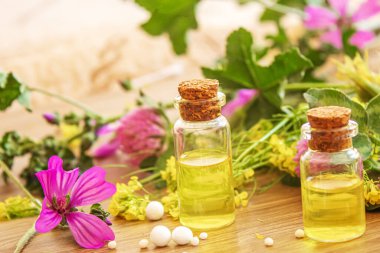 Şifalı bitkiler, küçük şişelerdeki yağlar homeopati. Seçici odaklanma. Doğa