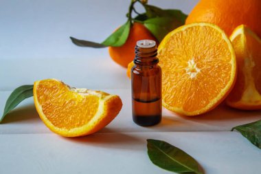 Sarı arka planda turuncu esanslı yağ. Seçici odaklanma. Yemek