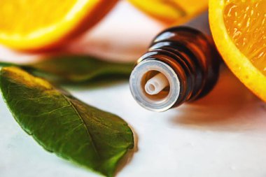 Sarı arka planda turuncu esanslı yağ. Seçici odaklanma. Yemek